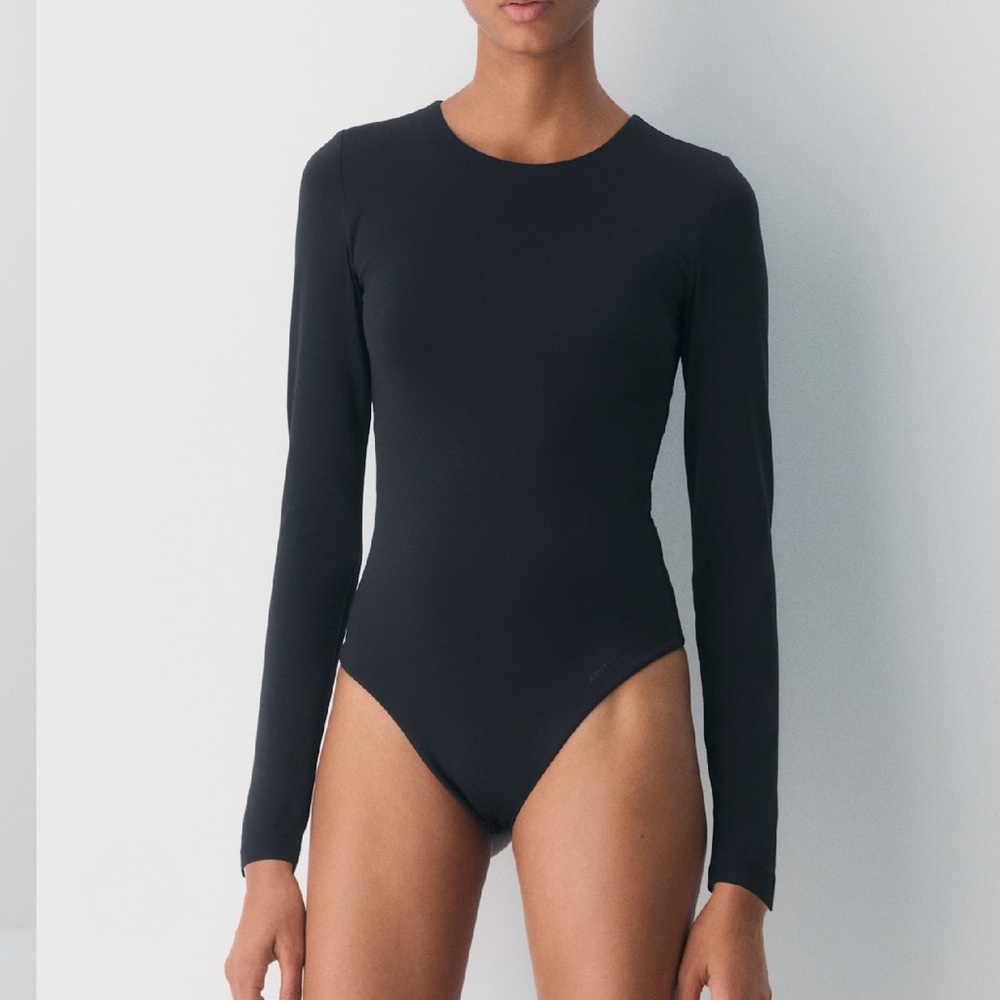 Aritzia Babaton black Contour Crew Bodysuit